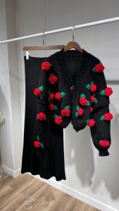 Кардиган с объемными цветами