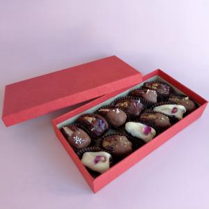 Красный подарочный бокс шоколадных фиников