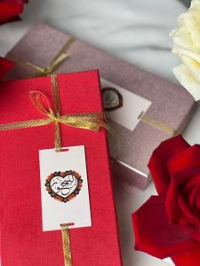 Розовый подарочный бокс